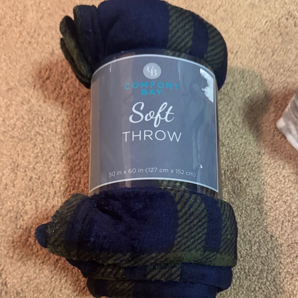 Comfort Bay Plush Throw Blanket - Navy & Olive Plaid